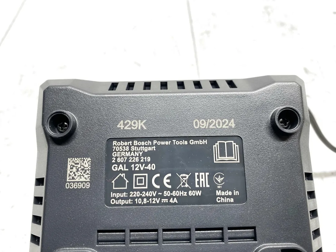 ladowarka-do-akumulatorow-bosch-gal-12v-40-stan-powystawowy