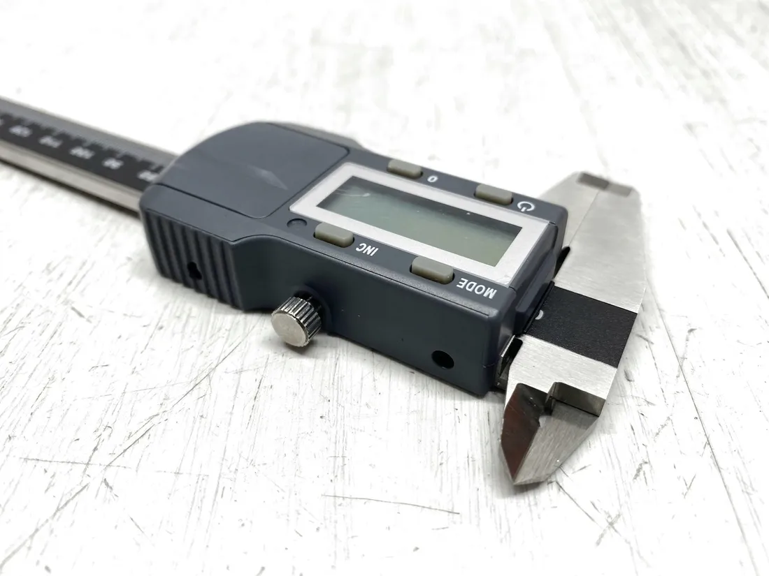 suwmiarka-elektroniczna-facom-1300ea-150-mm-stan-powystawowy