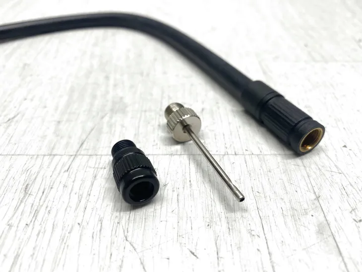 akumulatorowy-kompresor-rockbros-lcd-2600mah-150psi-led-srebrny-stan-powystawowy-marka-rockbros-stan-opakowania-uszkodzone