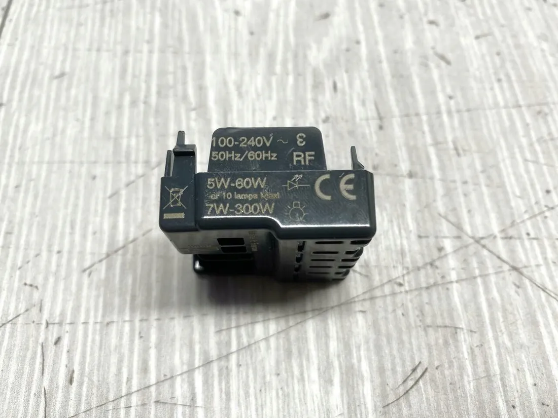 sciemniacz-przycisk-legrand-celiane-064891