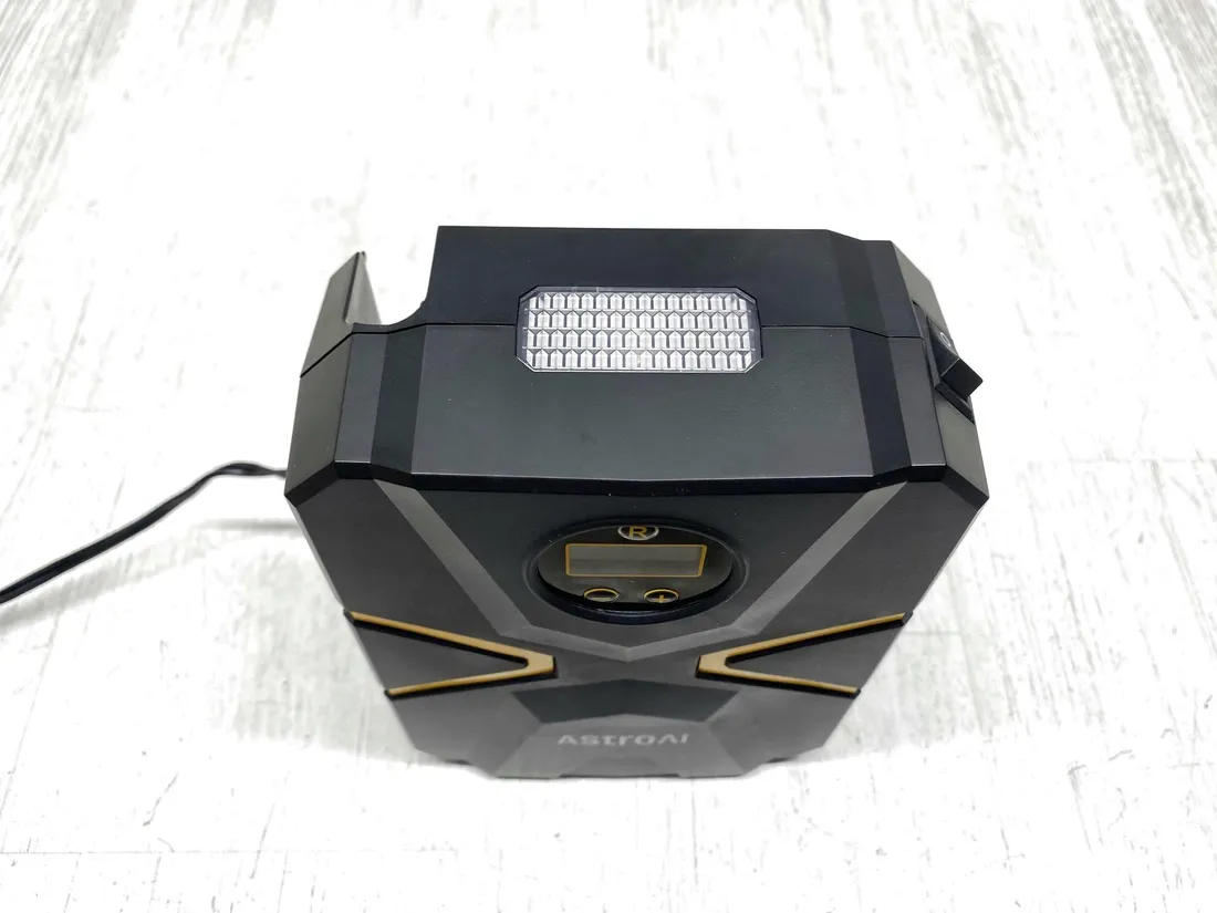 przenosna-sprezarka-samochodowa-astroai-czk-3676-stan-powystawowy