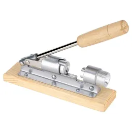 dziadek-do-orzechow-stalowy-na-podstawie-drewnianej-zgniatarka-luparka