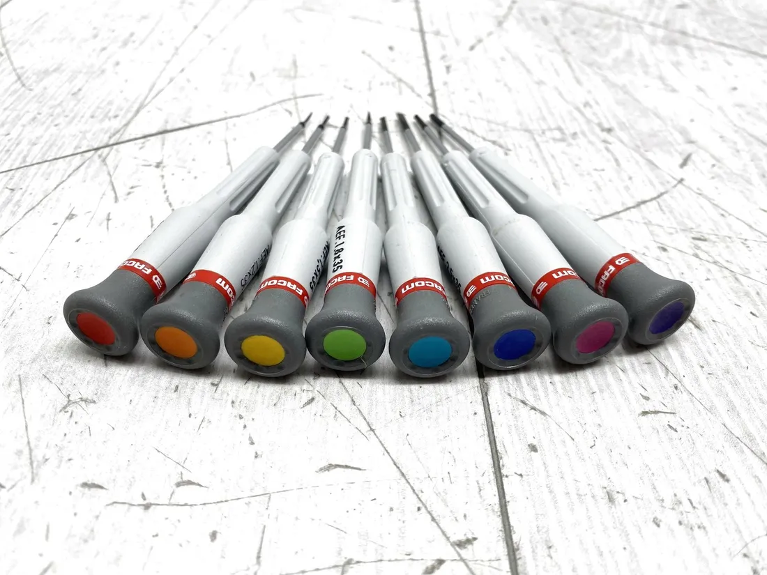 zestaw-8-srubokretow-micro-tech-facom-ae-j1