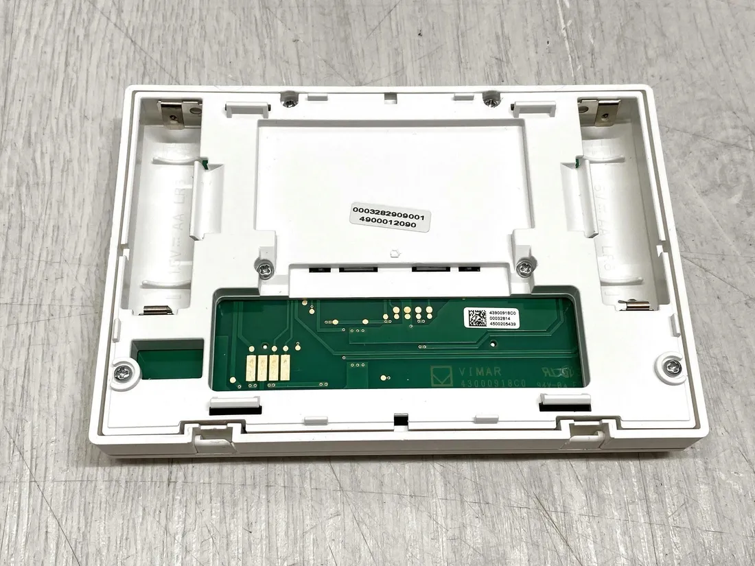 programowalny-chronotermostat-bateryjny-vimar-01910-stan-powystawowy
