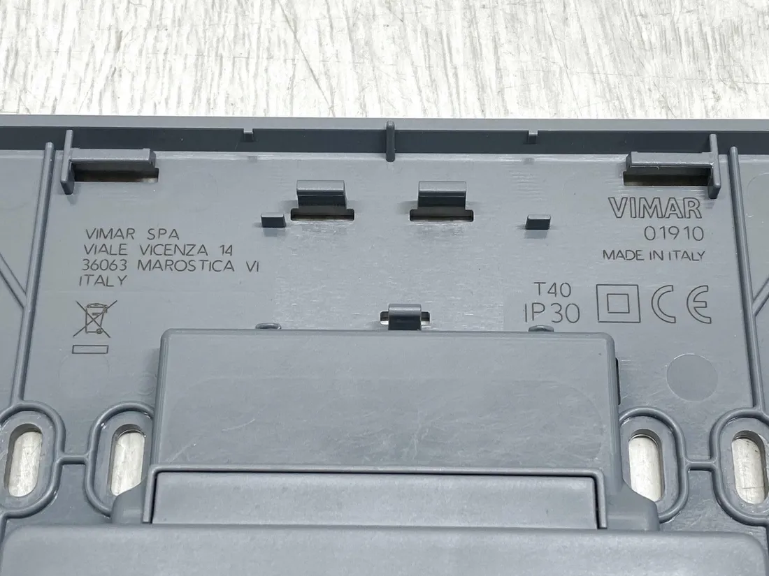 programowalny-chronotermostat-bateryjny-vimar-01910-stan-powystawowy
