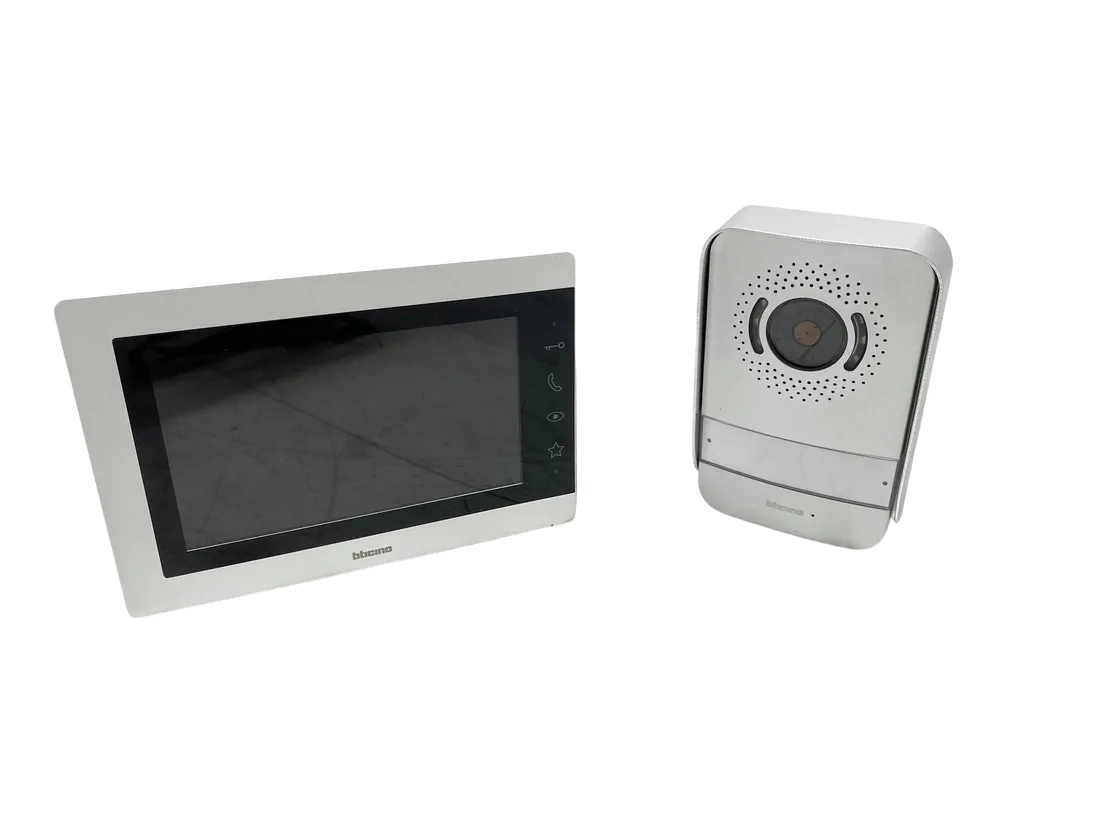 zestaw-wideodomofonu-bticino-310913-z-dzwonkiem-i-monitorem-stan-powystawowy