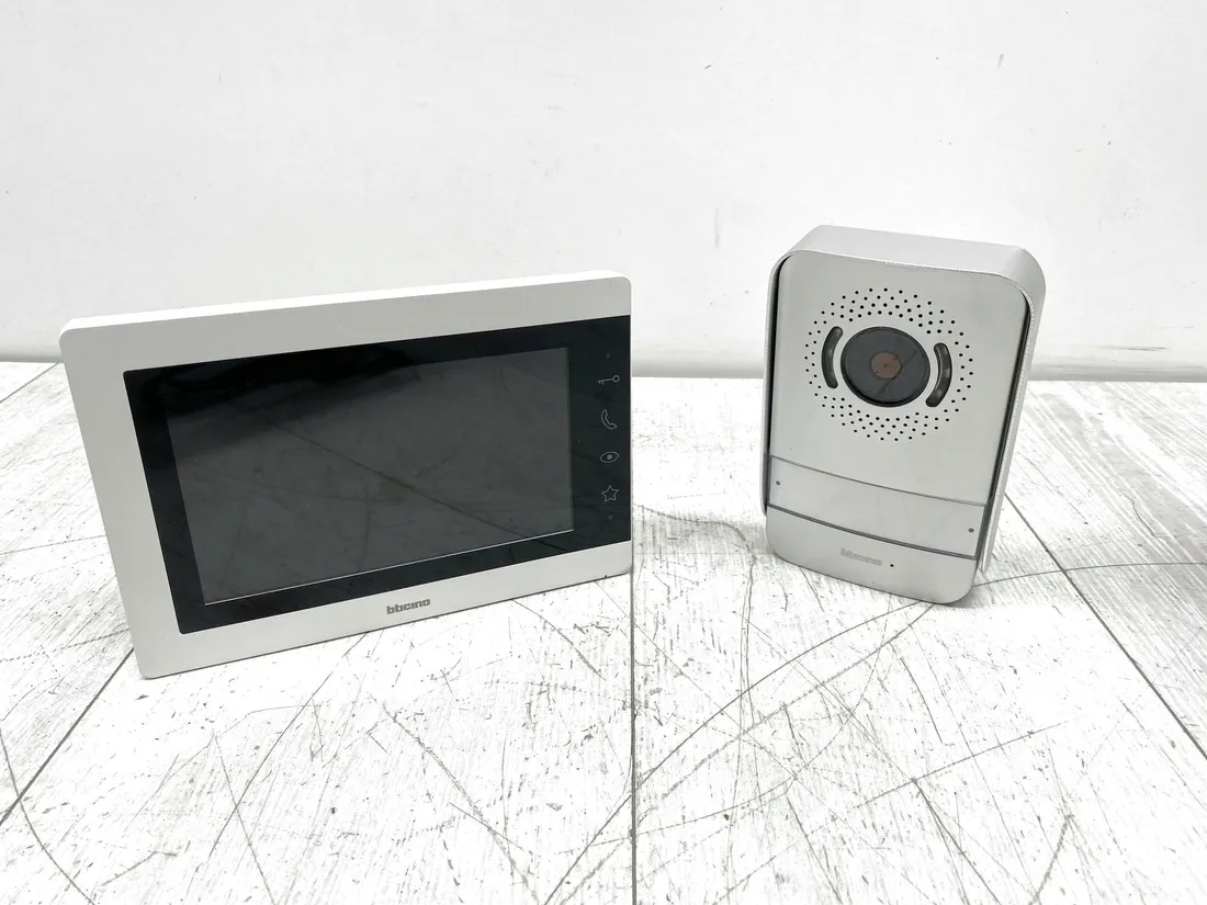 zestaw-wideodomofonu-bticino-310913-z-dzwonkiem-i-monitorem