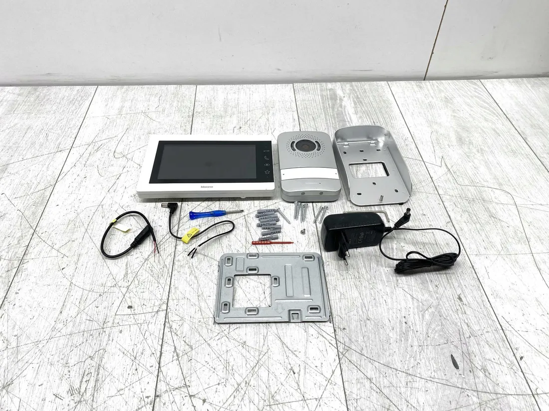 zestaw-wideodomofonu-bticino-310913-z-dzwonkiem-i-monitorem-stan-powystawowy