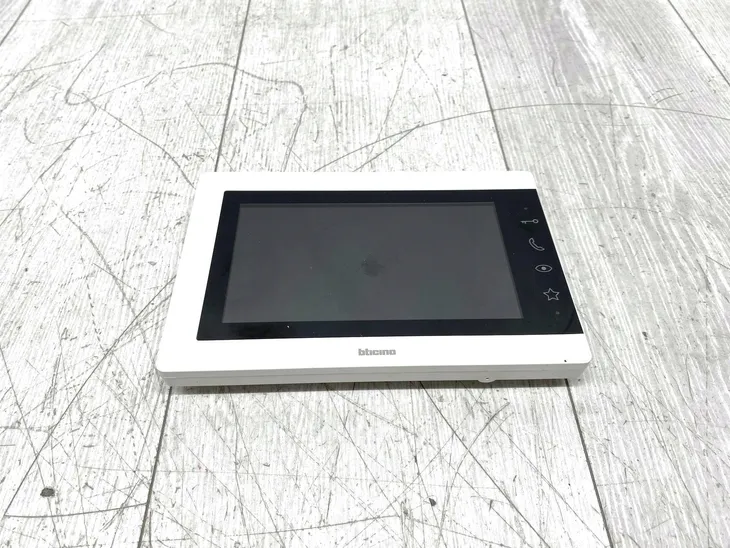 zestaw-wideodomofonu-bticino-310913-z-dzwonkiem-i-monitorem-stan-opakowania-uszkodzone