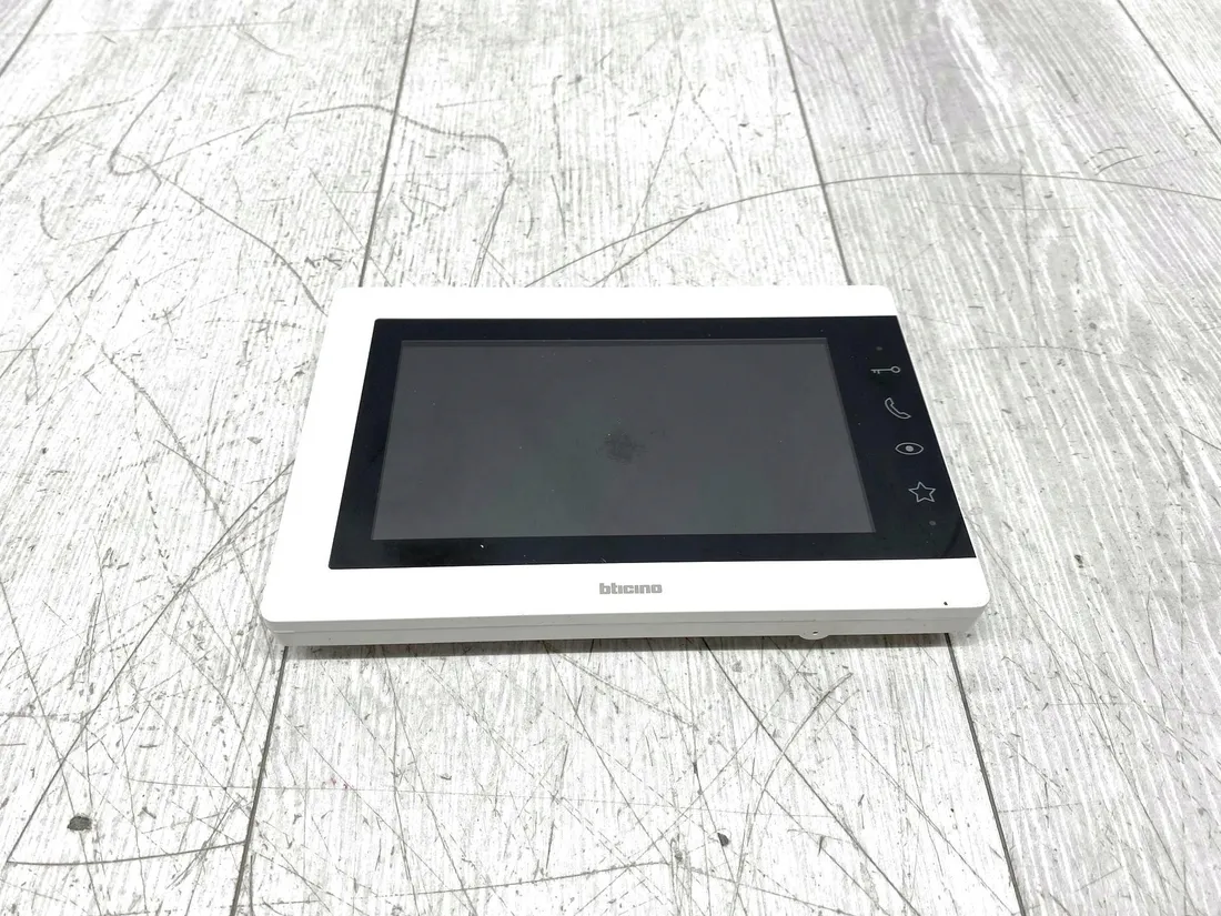 zestaw-wideodomofonu-bticino-310913-z-dzwonkiem-i-monitorem-stan-powystawowy