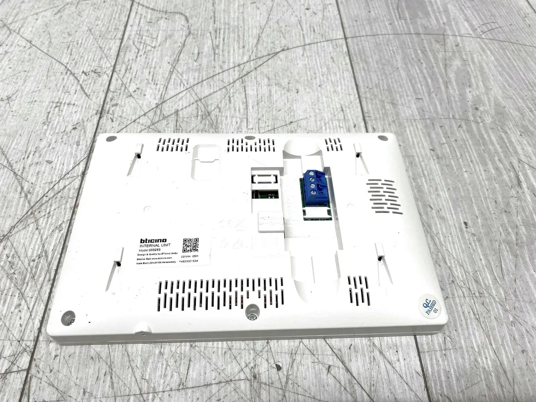 zestaw-wideodomofonu-bticino-310913-z-dzwonkiem-i-monitorem