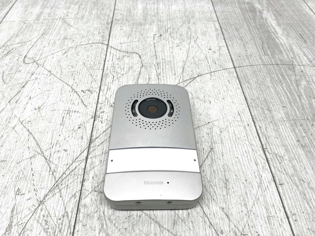 zestaw-wideodomofonu-bticino-310913-z-dzwonkiem-i-monitorem-stan-powystawowy