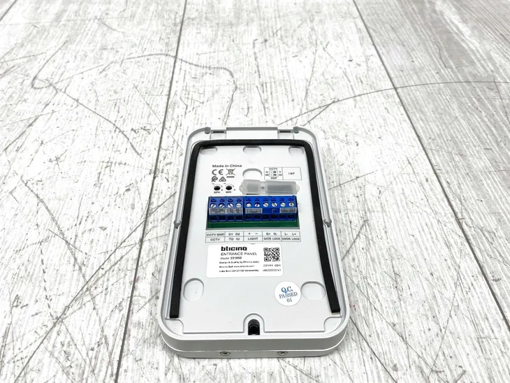 zestaw-wideodomofonu-bticino-310913-z-dzwonkiem-i-monitorem-stan-powystawowy-typ-domofonu-wi-fi