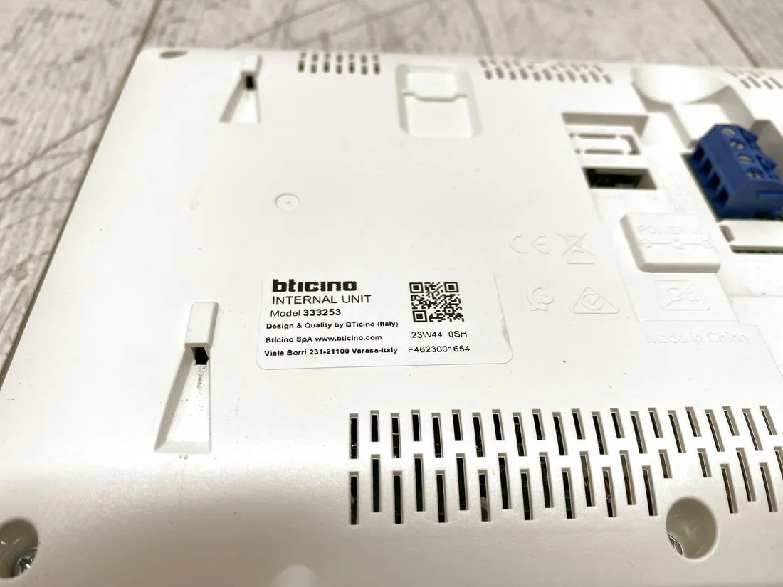 zestaw-wideodomofonu-bticino-310913-z-dzwonkiem-i-monitorem