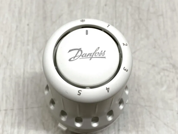 glowica-termostatyczna-danfoss-react-m30x1-5-biala-stan-opakowania-uszkodzone