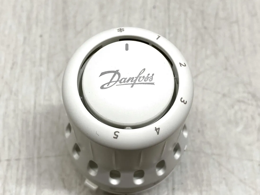glowica-termostatyczna-danfoss-react-m30x1-5-biala-stan-powystawowy