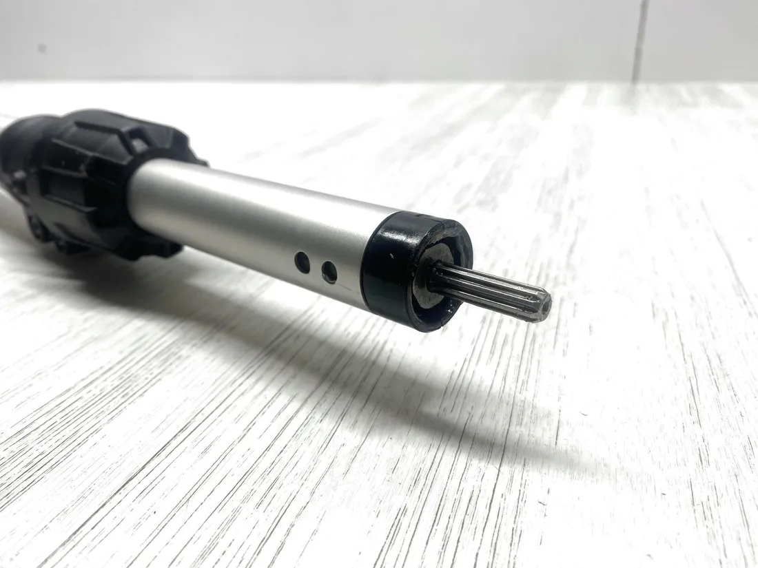 akumulatorowa-okrzesywarka-z-wysiegnikiem-makita-dua301z-2x18v