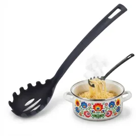 lyzka-do-makaronu-spaghetti-plastikowa-czarna-cedzakowa-solidna-28-4-cm