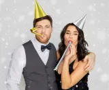 czapeczki-urodzinowe-party-hats-holograficzne-zlote-srebrne-czarne-5-szt-stan-nowy