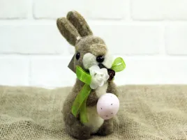 wielkanocny-zajac-z-jajkiem-dekoracyjny-filcowy-16x12x7-cm-hb19506