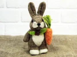 wielkanocny-zajac-z-marchewka-dekoracyjny-filcowy-hb19508