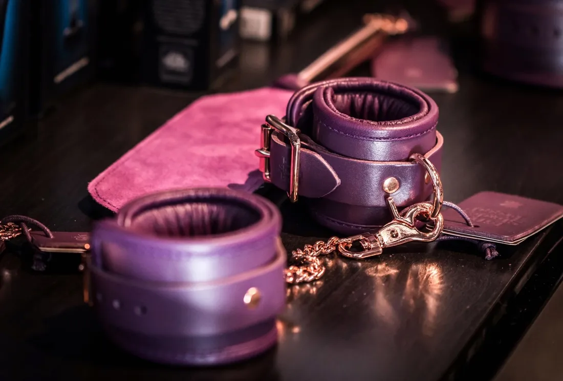 bijoux-indiscrets-light-my-fire-wild-strawberry-rodzaj-olejek