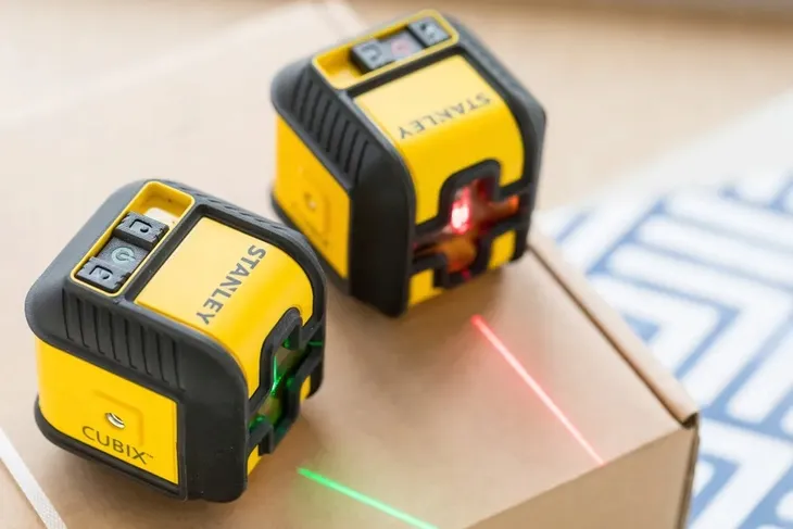 laser-krzyzowy-cubix-czerwony-zasilanie-baterie