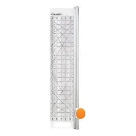 gilotyna-z-obrotowym-ostrzem-45mm-linijka-fiskars-1014651-6x24