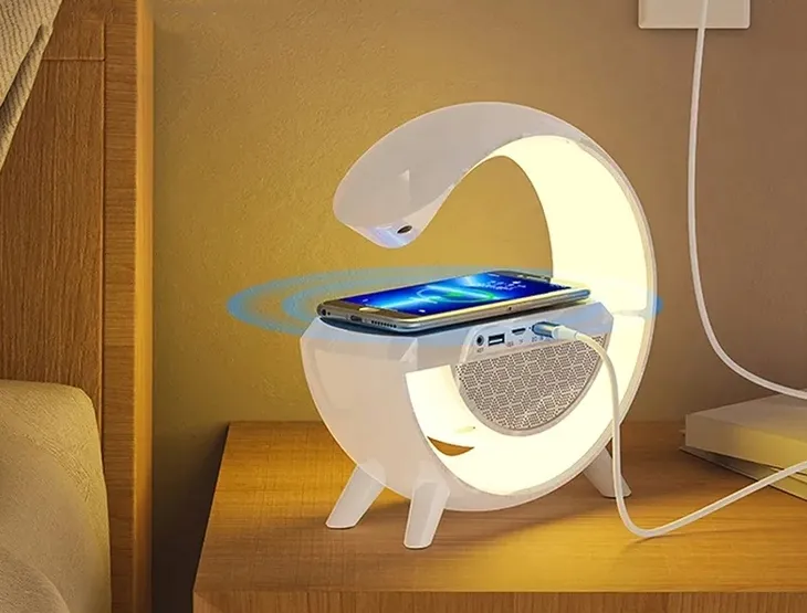 lampka-biurkowa-nocna-stojaca-rgb-glosnik-ladowarka-zegar-budzik-radio-dlugosc-wysokosc-24-cm