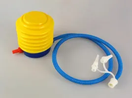 pompka-nozna-plastikowa-do-materaca-roweru-2-koncowki-or-ae-1459