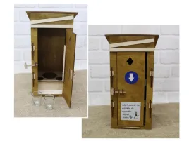 dekoracja-drewniana-wychodek-dwa-szklane-kieliszki-in00162