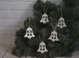 zawieszka-drewniana-swiateczna-biala-dzownki-7x65-cm-kpl-5-szt-rat-19037