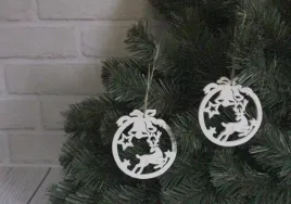 zawieszka-drewniana-swiateczna-biala-bombka-z-reniferem-9-cm-kpl-2-szt-ra