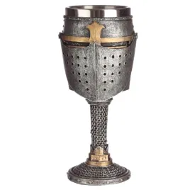 ozdobny-kielich-sredniowieczny-helm-z-kolczuga-rycerska-uczta