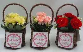 kwiaty-sztuczne-w-koszyku-dla-babci