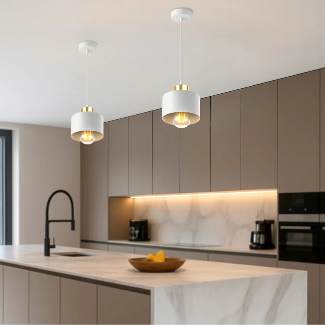 lampa-wiszaca-biala-zlota-nad-wyspe-stol-nowoczesna-salonowa