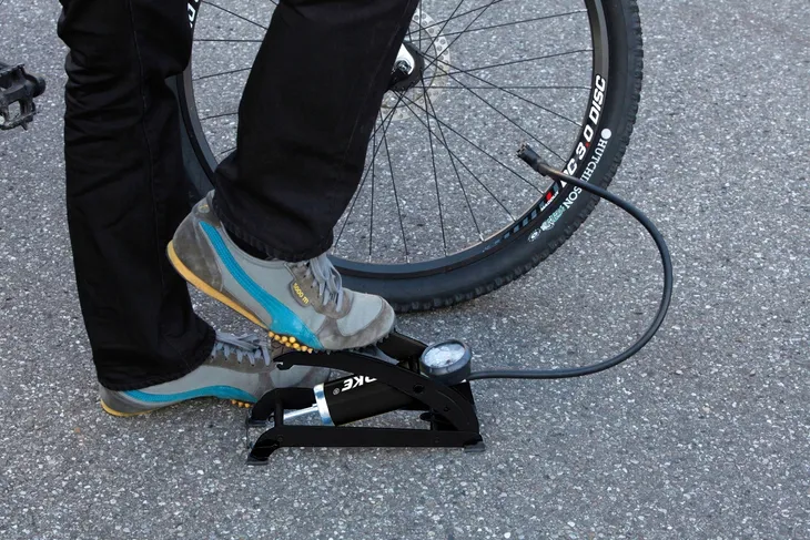 pompka-samochodowa-nozna-rowerowa-roweru-samochodu-materaca-kol-opon-mocna-kod-producenta-v83140-stan-nowy-marka-verke