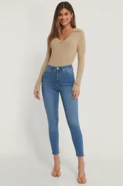 niebieskie-spodnie-jeansowe-na-kd-m