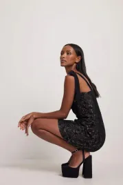 czarna-blyszczaca-sukienka-mini-na-kd-m