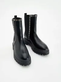 czarne-botki-na-traktorowej-podeszwie-z-okuciami-reserved-39