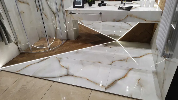 plytki-lazienkowe-bialy-marmur-ze-zlota-zyla-onyx-gold-60x120-polysk-jednostka-sprzedazy-sztuka