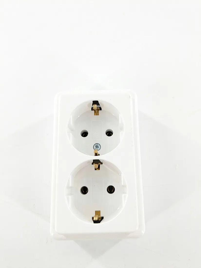 gniazdo-elektryczne-scienne-kopp-bialy