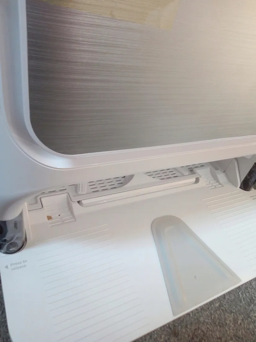 robot-sprzatajacy-eureka-j12-bialy