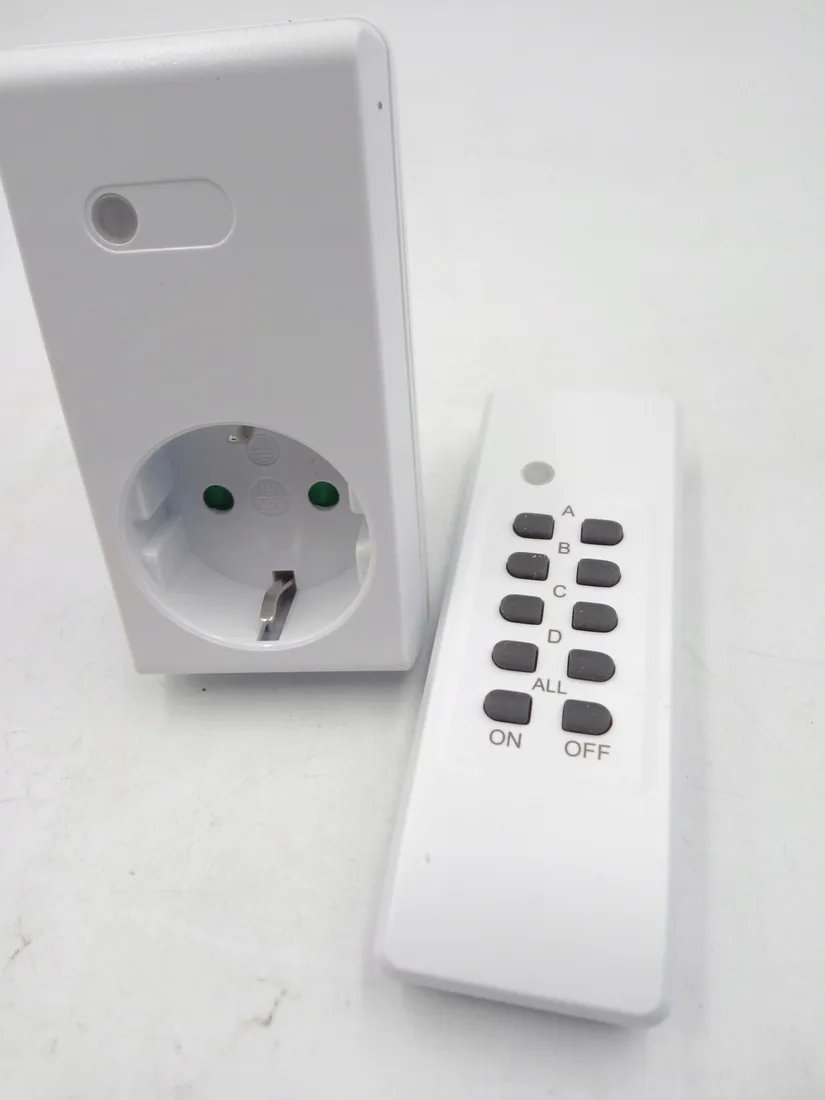 gniazdo-elektryczne-scienne-perfecthdug-bialy