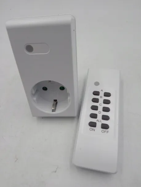 gniazdo-elektryczne-scienne-perfecthdug-bialy-uziemienie-bez-uziemienia