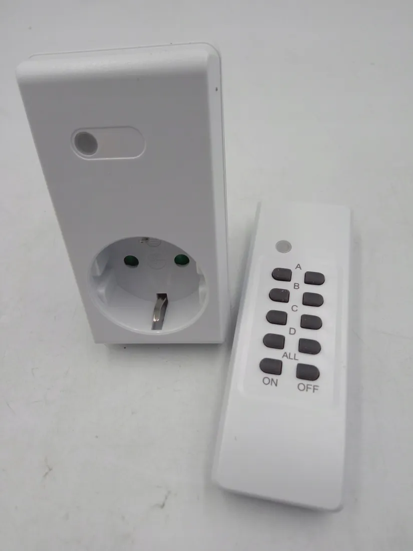 gniazdo-elektryczne-scienne-perfecthdug-bialy