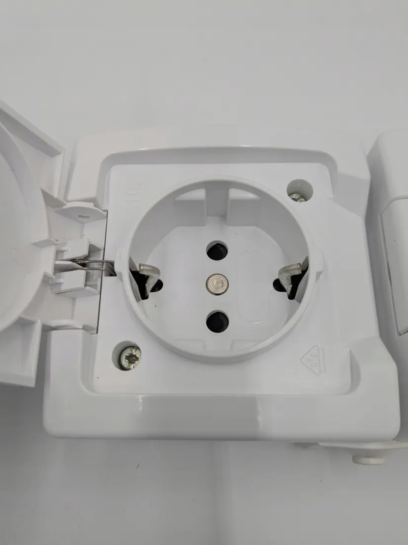 gniazdo-elektryczne-scienne-kopp-bialy