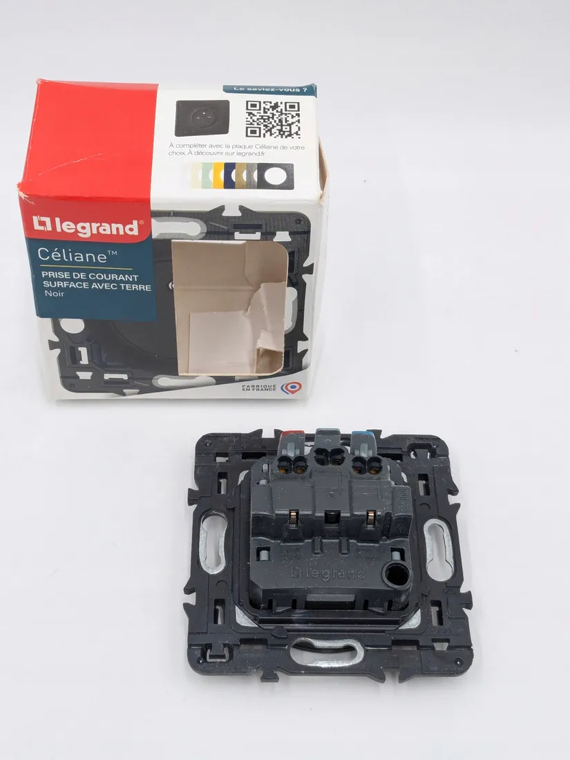 gniazdo-elektryczne-scienne-legrand-czarny