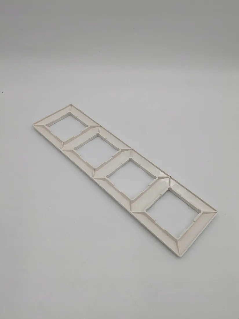 ramka-poczworna-rev-bialy-stan-powystawowy