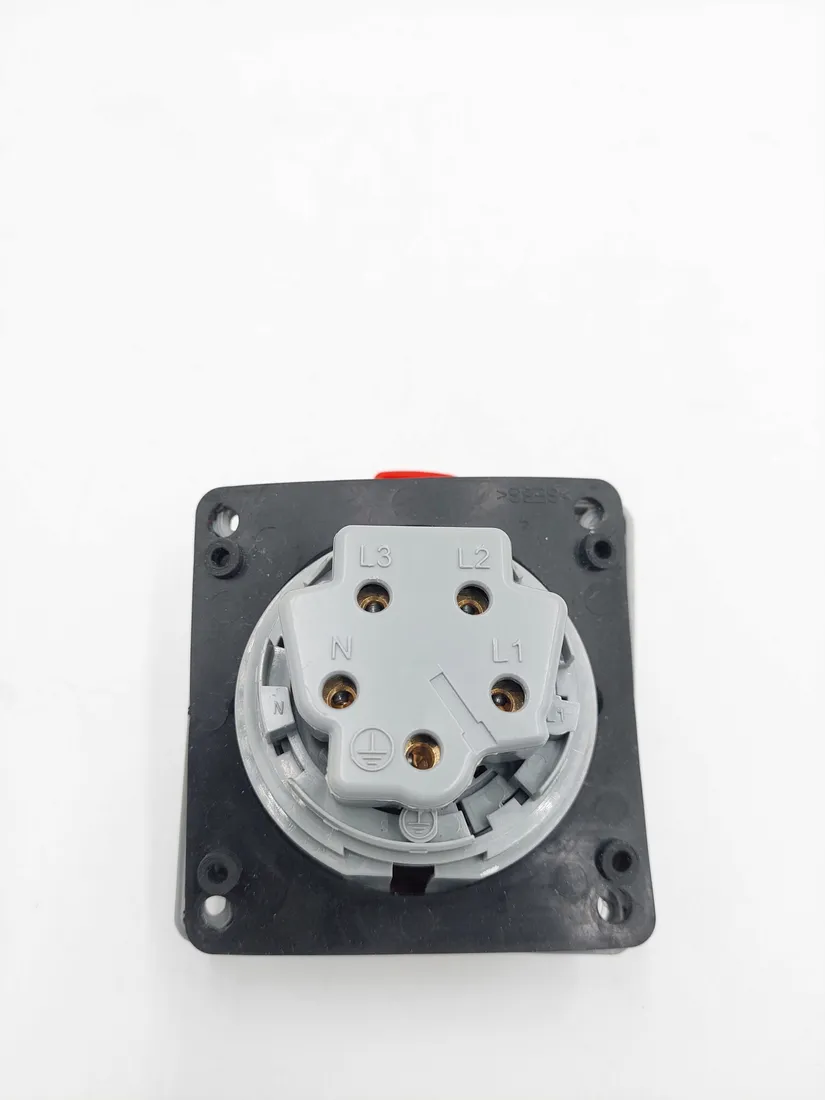 gniazdo-elektryczne-scienne-legrand-czerwony-stan-powystawowy